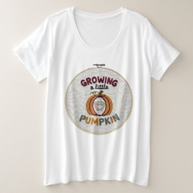 Camiseta Plus Size Growing a Little Pumpkin Fall Pregnancy (Frente do Design)