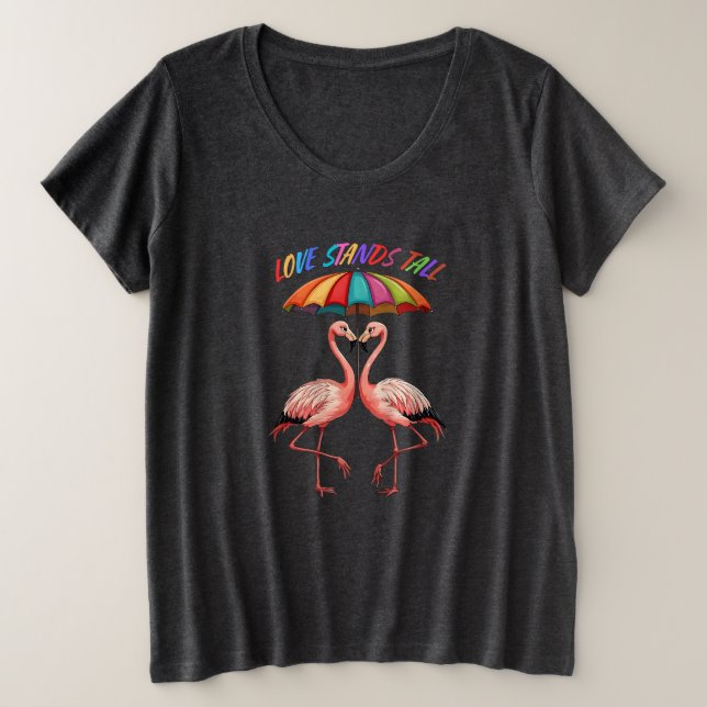 Camiseta Plus Size LGBTQ flamingos que ficam graciosamente sob um reg (Frente do Design)