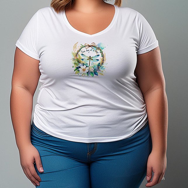 Camiseta Plus Size libélula Floral Um dia de cada vez (Criador carregado)