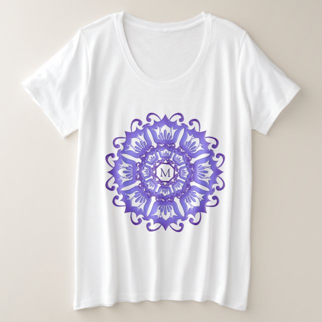 Camiseta Plus Size Mandala floral violeta. Monograma. (Frente do Design)