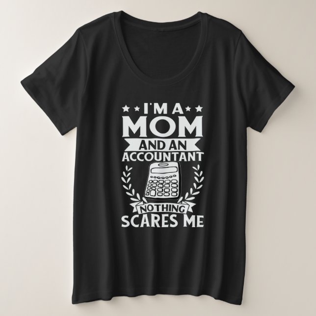 Camiseta Plus Size Mom And An Accountant Nothing Scares Me (Frente do Design)