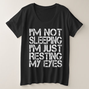 Camiseta Plus Size Não Estou Dormindo, Estou Apenas Descansando os Ol