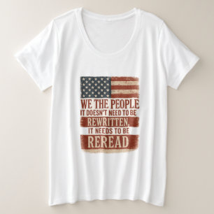 Camiseta Plus Size Nós, o Povo Relermos Citação da Bandeira