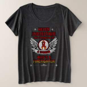 Camiseta Plus Size Nunca Subestimar/Mulher... Bombeiro