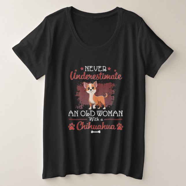 Camiseta Plus Size Nunca Subestime Uma Mulher Velha Com Um Chihuahua (Frente do Design)