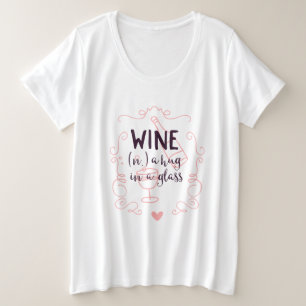 Camiseta Plus Size O vinho romântico é um abraço num vidro