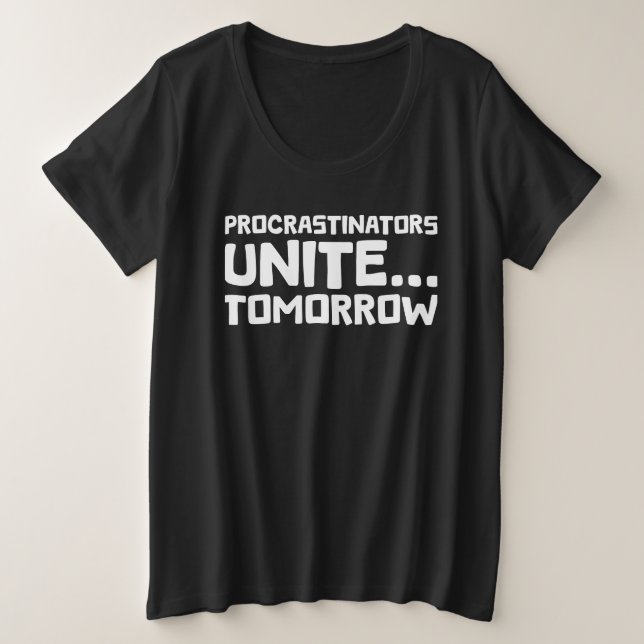 Camiseta Plus Size Os Procrastinadores Se Unem Amanhã - Engraçado Hum (Frente do Design)