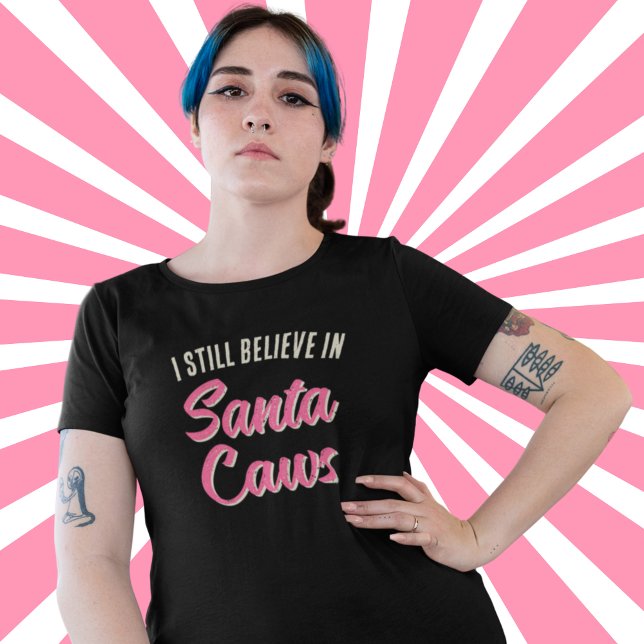 Camiseta Plus Size Papais noeis de Natal engraçados, Eu acredito (Funny plus size women's Christmas t-shirt features a a retro style crow with a Santa hat.)