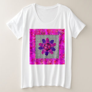 Camiseta Plus Size Películas de flores em preto-e-branco, rosa e rox