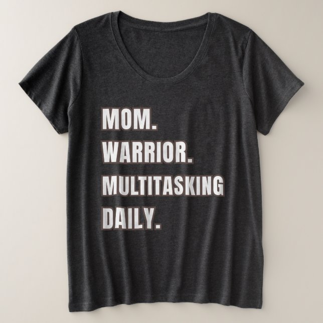 Camiseta Plus Size Personalized Mom Warrior Multitasking Daily Smoke  (Frente do Design)