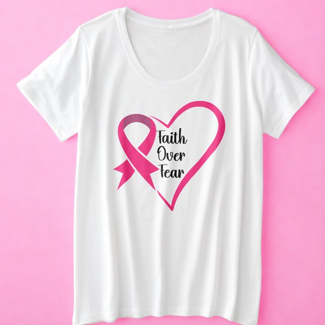Camiseta Plus Size Sensibilização do Cancer sobre o medo (Faith Over Fear Pink Ribbon and Heart Design)