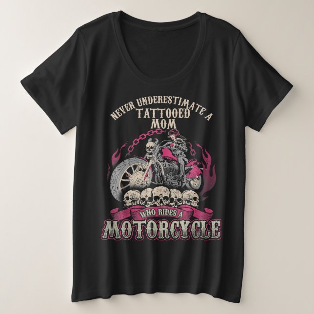Camiseta Plus Size Tatuagem Mãe Biker Nunca Subestima Motocicleta (Frente do Design)