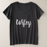 Camiseta Plus Size Wifey mais o t-shirt do tamanho<br><div class="desc">Camisa cinzenta agradável com o texto "Wifey". Confortável super e ligas grandes com jeans ou caneleiras.
Excelente para as preparações do casamento,  lua de mel,  ou como uma surpresa para seu esposa ou marido.</div>