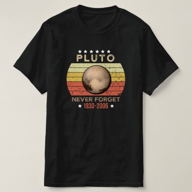 Camiseta Plutão Nunca Esquece 1930-2006 (Frente do Design)