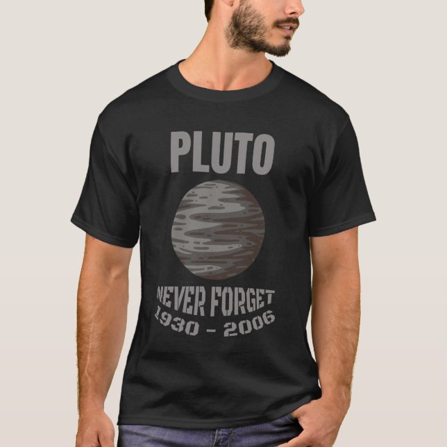 Camiseta Plutão Nunca Esquece 1930 2006 (Frente)