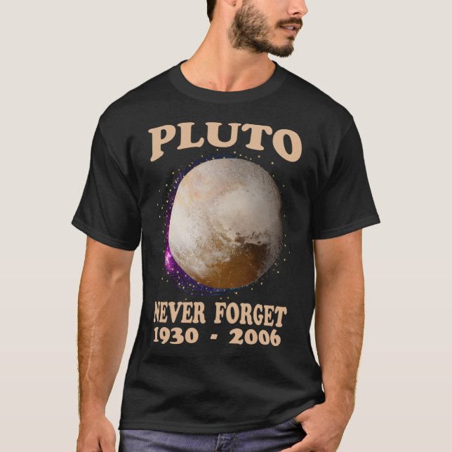 Camiseta Plutão Nunca Esquece 1930 2006 (Frente)