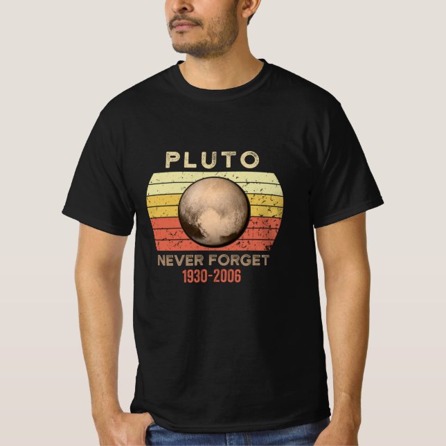 Camiseta Plutão Nunca Esquece 1930 - 2006 (Frente)