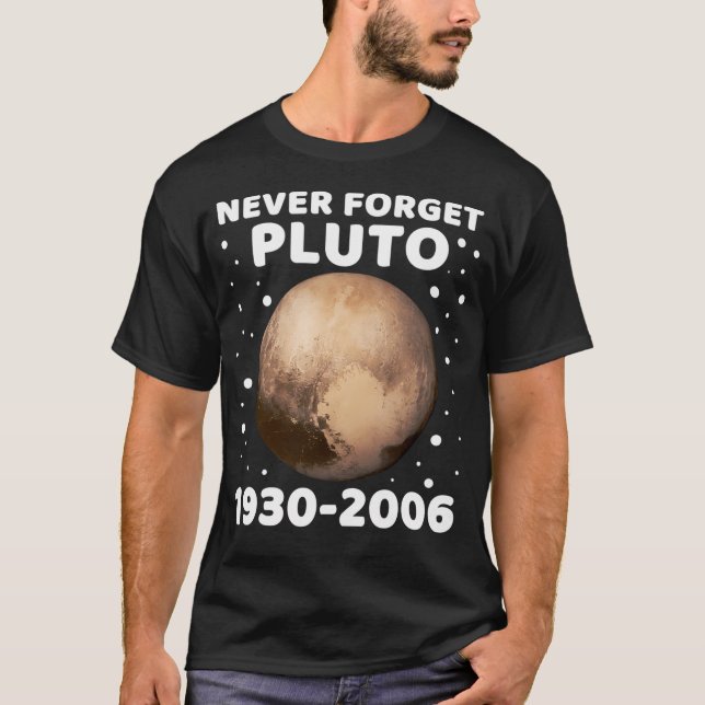 Camiseta Plutão Nunca Esquece 1930-2006 8 (Frente)