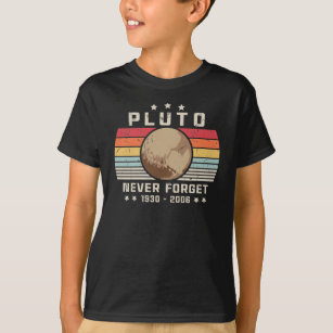 Camiseta Plutão Nunca Esquece 1930 - 2006 Espaço Retroativo