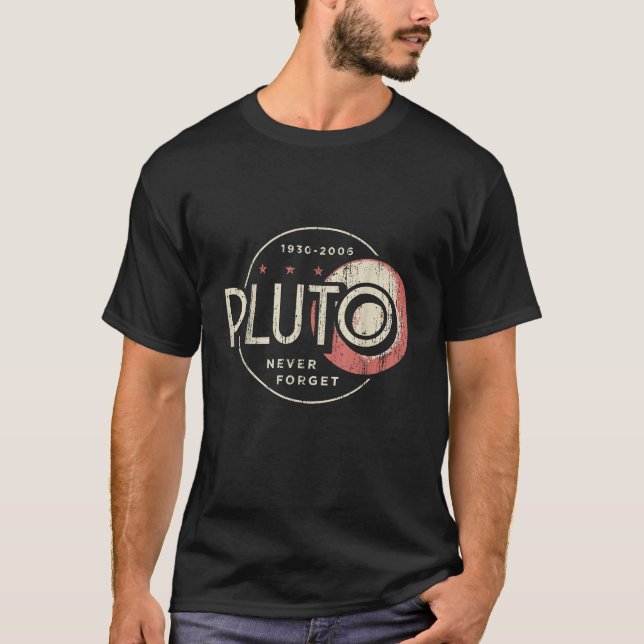 Camiseta Plutão Nunca Esquece a Ciência Retroativa Engraçad (Frente)