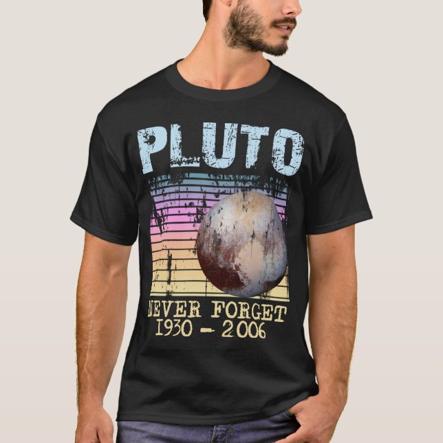 Camiseta Pluto Never Forget T-Shirt design (Frente)