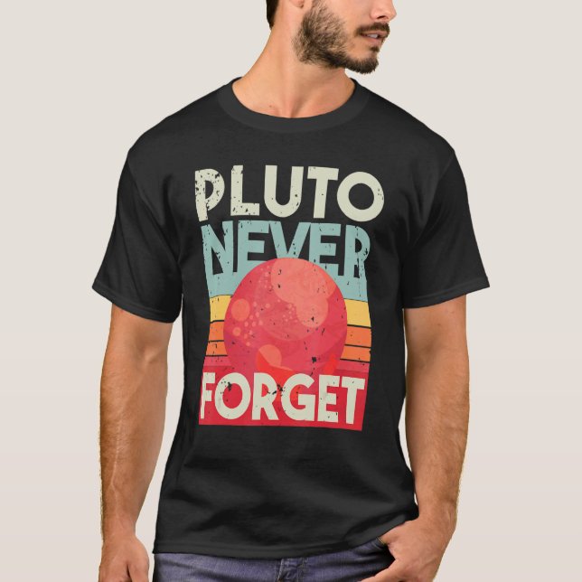 Camiseta Pluto Never Forget Vintage Retro (Frente)