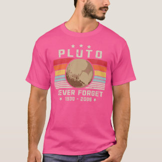 Camiseta PLUTO NUNCA ESQUEÇA O Estilo Retroativo Espaço Eng