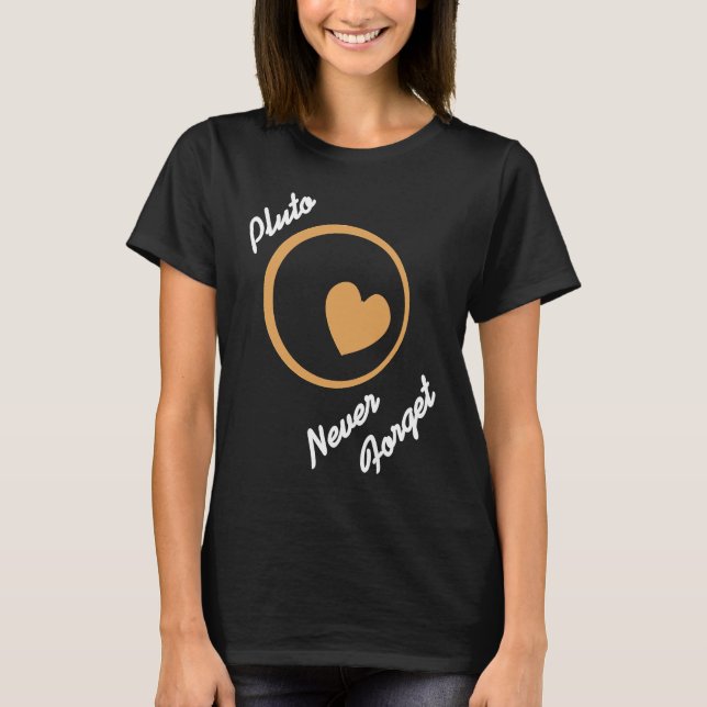 Camiseta PLUTO Nunca Esquece Astrônomo Retroativo Presente (Frente)