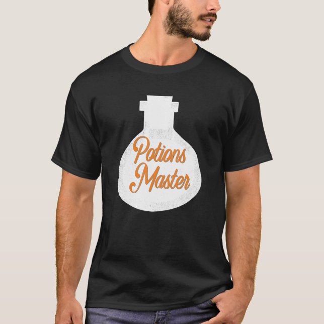 Camiseta Poções Mestre Cute e Bar Tensão de Halloween (Frente)