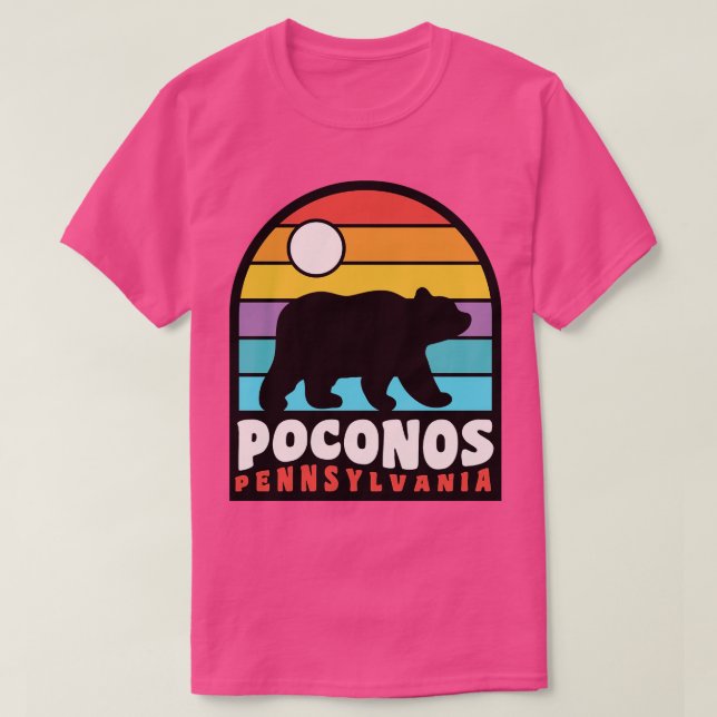 Camiseta Poconos Pensilvânia Montanhas Pocono Bear Crachá (Frente do Design)