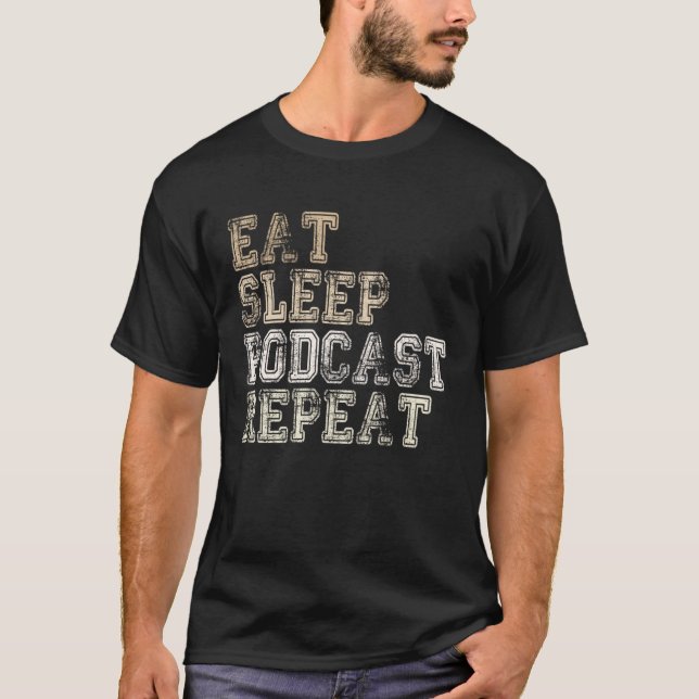 Camiseta Podcaster comeu o sono Podcast Repetir Podcast diz (Frente)