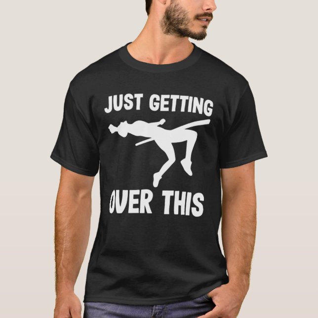 Camiseta Pole vaulting just getting over this pole vaulter (Frente)
