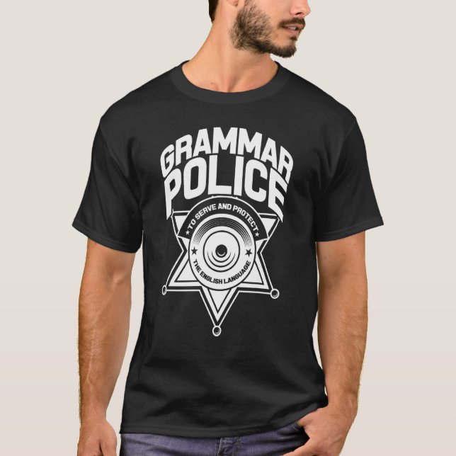 Camiseta Polícia De Gramática Para Servir E Proteger A Ingl (Frente)