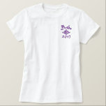 Camiseta Polo Bordada Noiva Ano Atual - Com Suas Iniciais<br><div class="desc">T-shirts de festa de casamento para todos os membros do partido Camisas de festa melhoresCamisetas de Padrinho de casamento T-shirts de camisetas de ourivesaria RingCamisetas de portador- 7 palavras para um Casamento longo e feliz - Desculpe-me - Sim, querida - São os meus acessórios de castigo T-shirts, Jaquetas, castigos, Bolsas,...</div>