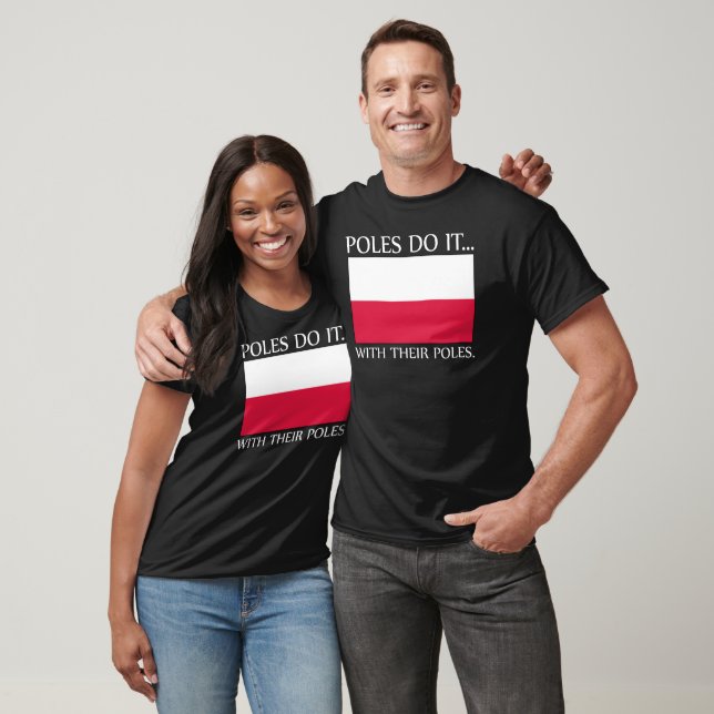 Camiseta Poloneses Fazem... Com Suas Varas. (Unissex)