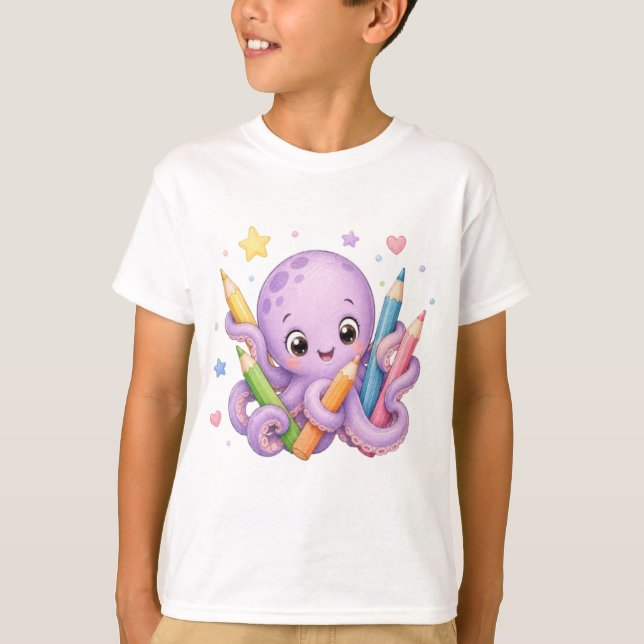 Camiseta Polvo Fofo segurando Lápis de Cor (Frente)