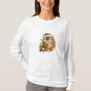 Camiseta Pomerânia molhada em luzes de Natal