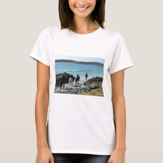 Camiseta Pônei que trekking ao longo da praia