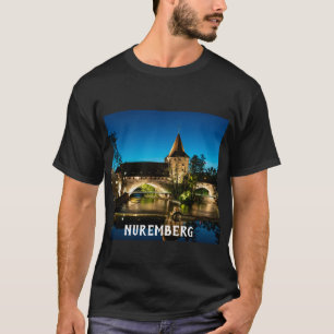 Camiseta Ponte medieval antiga à noite em Nuremberg