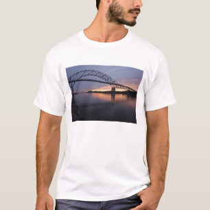 Camiseta Ponte Sagamor sobre o canal Cape Cod,
