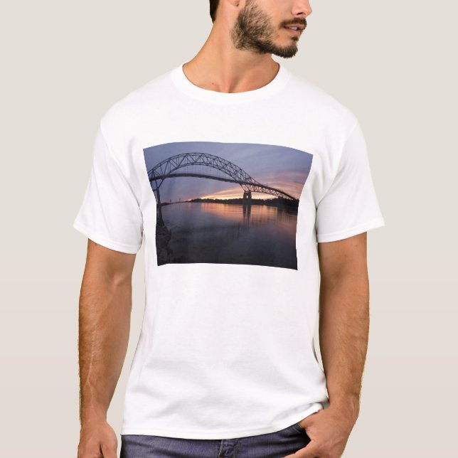 Camiseta Ponte Sagamore sobre o canal de Cape Cod, (Frente)