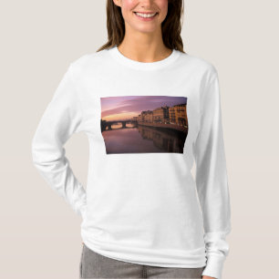 Camiseta Pontes sobre o rio Arno ao pôr do sol,