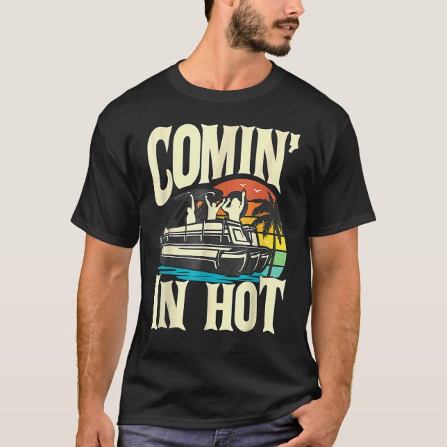 Camiseta Pontoon Boat  Comin In Hot  Pontooning Party Boat (Frente)