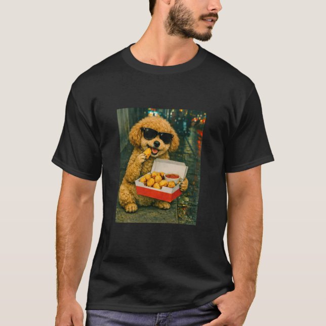 Camiseta Poodle de Brinquedo Comendo Nugget de Frango Meme  (Frente)