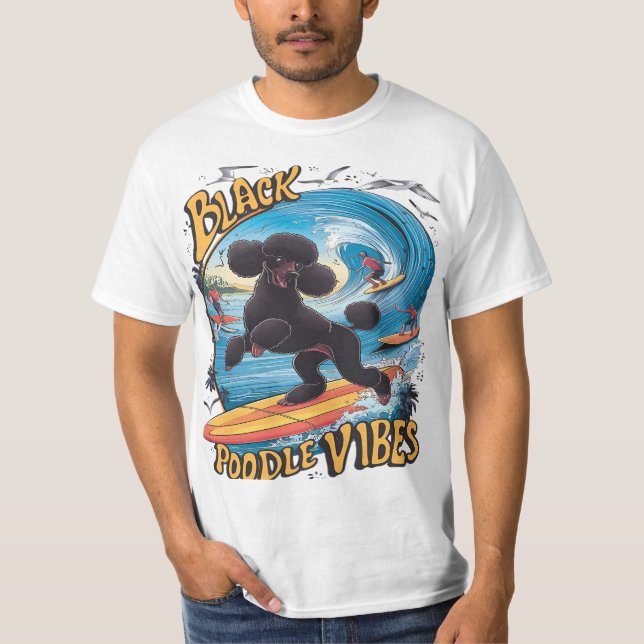 Camiseta Poodle Negra Aquática: Surfando a Grande Onda (Frente)