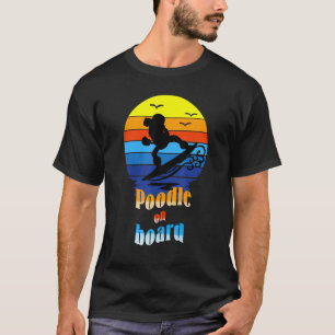 Camiseta Poodle Preto Em Uma Prancha De Surfe Feita Por Frä