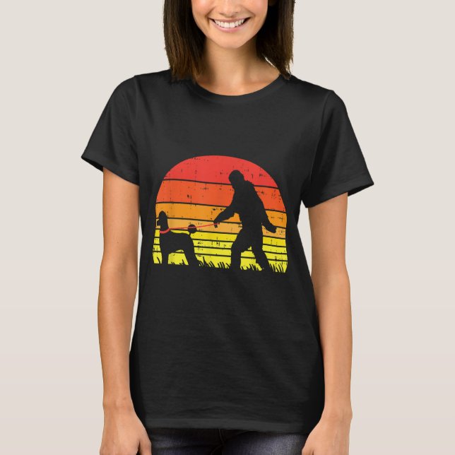 Camiseta Poodle Sasquatch Bigfoot Sunset Retro Dog Lover Ow (Frente)