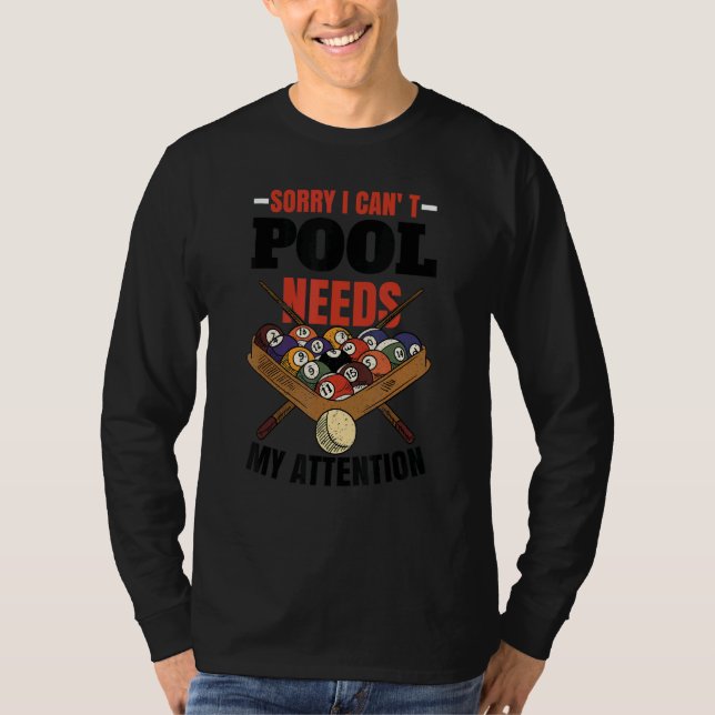 Camiseta Pool Needs My Attention  Pool Accessories Cue Stic (Frente)