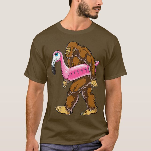 Camiseta Pool Party Bigfoot Flamingo T shirt Sasquatch (Frente)