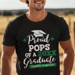 Camiseta Pop orgulhosas do formando<br><div class="desc">Comemore a graduação do seu neto ou da sua neta com esta camiseta moderna, com POP "Orgulhosas de um Formando de 2023", em fontes brancas e verdes decoradas com um boné de formando preto com fita verde; personalize facilmente essa camiseta com o ano de graduação e o nome do formando...</div>